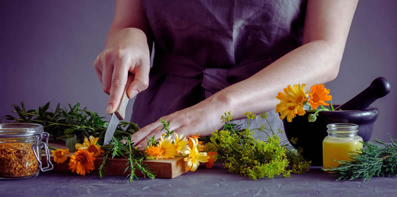 Frau schneidet Kräuter