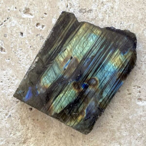 Labradorit Naturstein Schmuckstück für Räume Editha Wüst