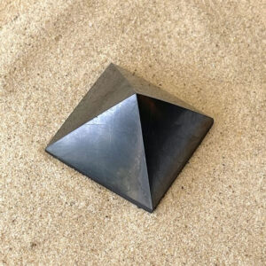 Schungit-Pyramide Editha Wüst