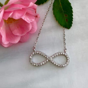 Liegende Acht als Schmuckstück Editha Wüst